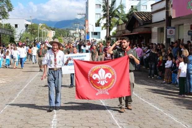 Desfile Cívico de Nova Veneza apresenta tema “Eu vim para servir”