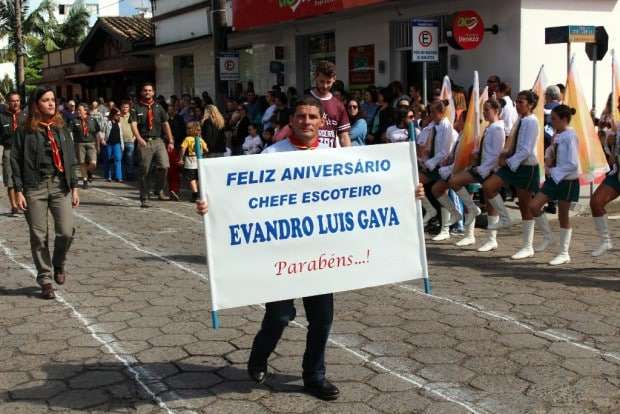 Desfile Cívico de Nova Veneza apresenta tema “Eu vim para servir”