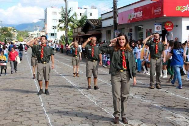 Desfile Cívico de Nova Veneza apresenta tema “Eu vim para servir”