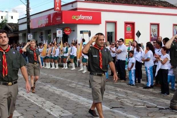 Desfile Cívico de Nova Veneza apresenta tema “Eu vim para servir”