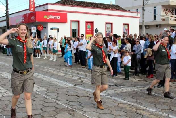 Desfile Cívico de Nova Veneza apresenta tema “Eu vim para servir”