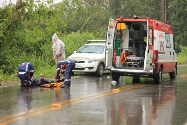 Com asfalto molhado, motociclista cai e se fere na SC-446 2 Com asfalto molhado, motociclista cai e se fere na SC-446