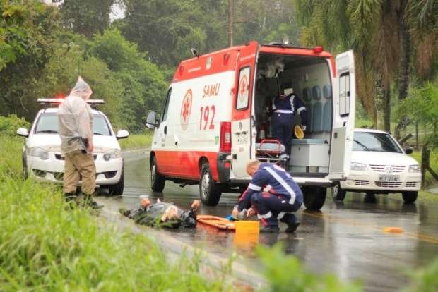 Com asfalto molhado, motociclista cai e se fere na SC-446 3 Com asfalto molhado, motociclista cai e se fere na SC-446