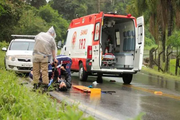 Com asfalto molhado, motociclista cai e se fere na SC-446