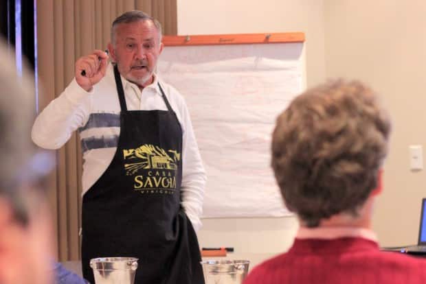 Confraria Pan & Vin comemora quatro anos em confraternização na Casa Savoia