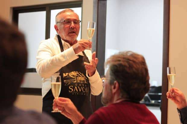 Confraria Pan & Vin comemora quatro anos em confraternização na Casa Savoia