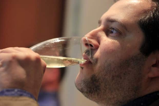 Confraria Pan & Vin comemora quatro anos em confraternização na Casa Savoia