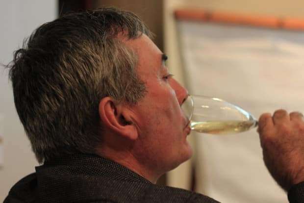 Confraria Pan & Vin comemora quatro anos em confraternização na Casa Savoia