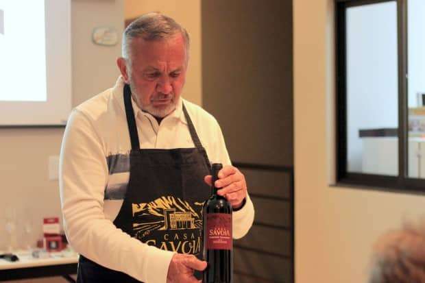 Confraria Pan & Vin comemora quatro anos em confraternização na Casa Savoia