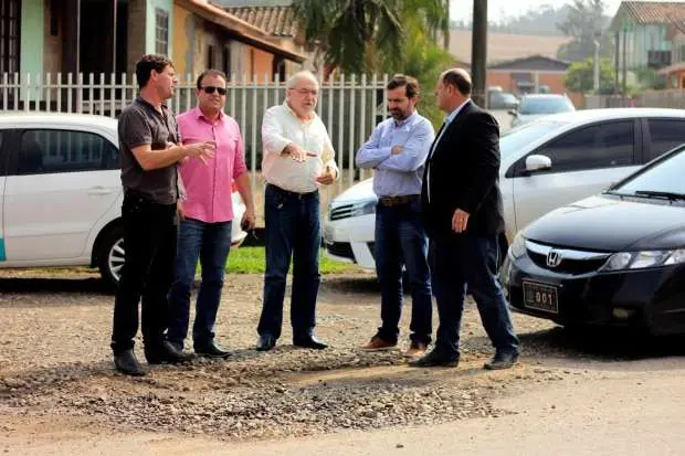 Rua Antônio Milanez recebe técnicos da Casan para avaliar início da recuperação