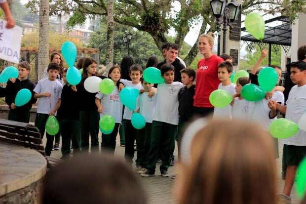 Em comemoração ao Dia da Árvore, alunos “abraçam” figueira da praça 8 Em comemoração ao Dia da Árvore, alunos “abraçam” figueira da praça