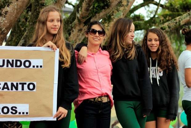 Em comemoração ao Dia da Árvore, alunos “abraçam” figueira da praça 13 Em comemoração ao Dia da Árvore, alunos “abraçam” figueira da praça