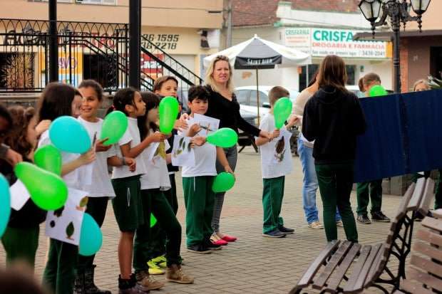 Em comemoração ao Dia da Árvore, alunos “abraçam” figueira da praça 12 Em comemoração ao Dia da Árvore, alunos “abraçam” figueira da praça