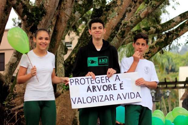 Em comemoração ao Dia da Árvore, alunos “abraçam” figueira da praça 9 Em comemoração ao Dia da Árvore, alunos “abraçam” figueira da praça