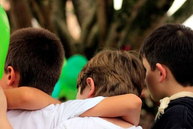 Em comemoração ao Dia da Árvore, alunos “abraçam” figueira da praça 6 Em comemoração ao Dia da Árvore, alunos “abraçam” figueira da praça