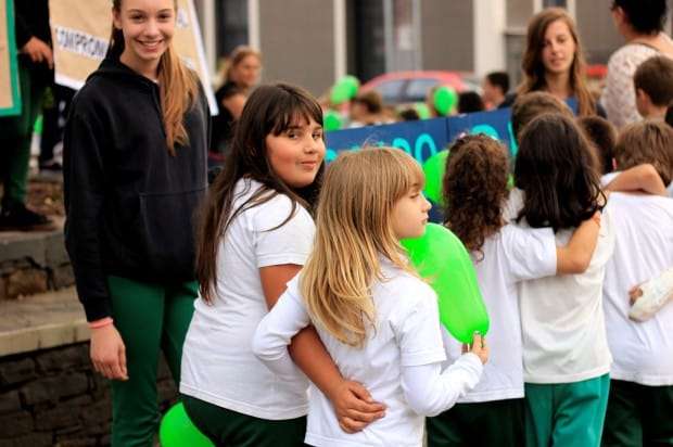 Em comemoração ao Dia da Árvore, alunos “abraçam” figueira da praça 2 Em comemoração ao Dia da Árvore, alunos “abraçam” figueira da praça