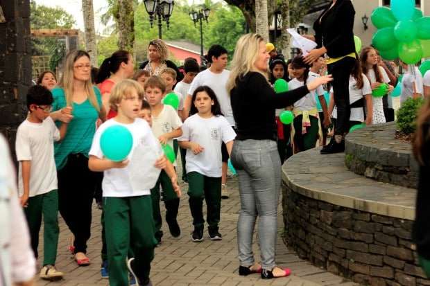 Em comemoração ao Dia da Árvore, alunos “abraçam” figueira da praça 10 Em comemoração ao Dia da Árvore, alunos “abraçam” figueira da praça