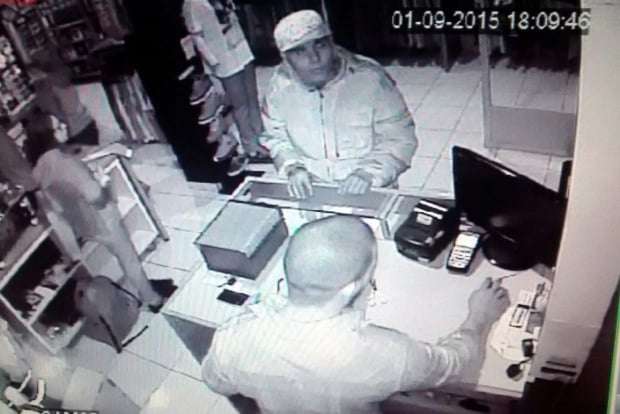 Jovem furta par de tênis e sai correndo com ele nos pés no Centro de Nova Veneza