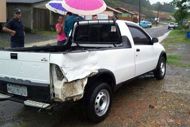 Moto colide em caminhonete no Caravaggio