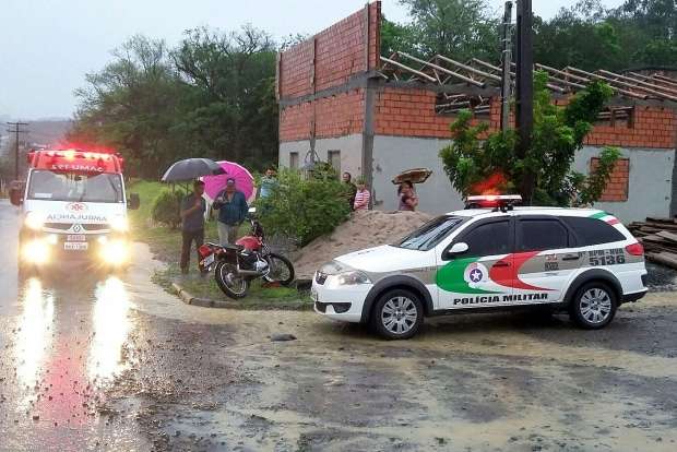 Moto colide em caminhonete no Caravaggio