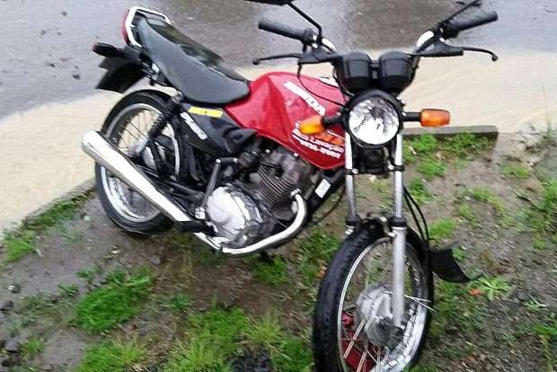 Moto colide em caminhonete no Caravaggio