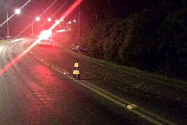 Ao perder controle da direção motorista sai da pista na SC-446