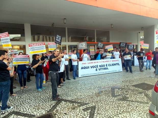 Bancários protestam com “cachorrada” em frente ao Bradesco