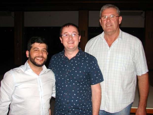 Marcelo Branco: Um grupo de mulheres da cidade quer fundar a Confraria da Espumante 5  Os peemedebistas Dado Ghislandi e Betão com o tucano Dudu Kirchner no Petrus na entrega da ordem de serviço.