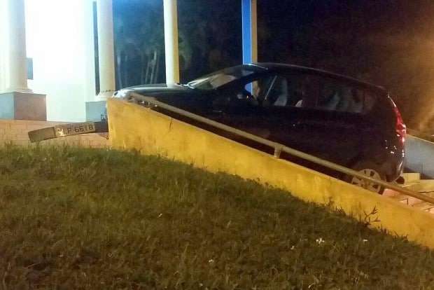 Adolescente perde controle da direção de veículo e sobre escadaria da Matriz São João
