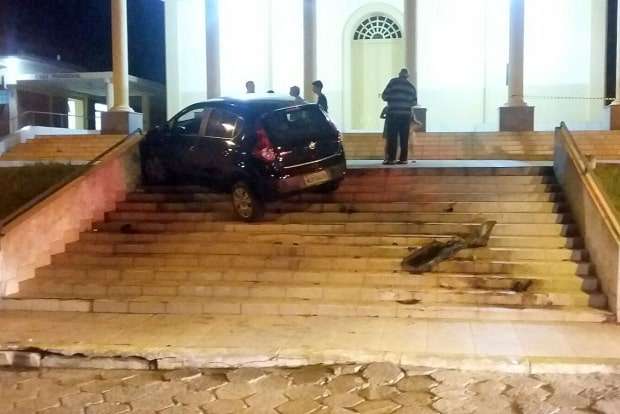 Adolescente perde controle da direção de veículo e sobre escadaria da Matriz São João