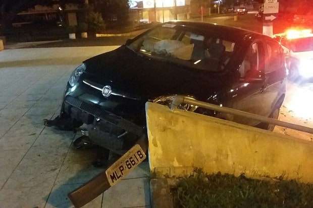 Adolescente perde controle da direção de veículo e sobre escadaria da Matriz São João