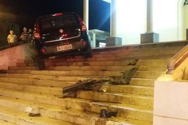 Adolescente perde controle da direção de veículo e sobre escadaria da Matriz São João