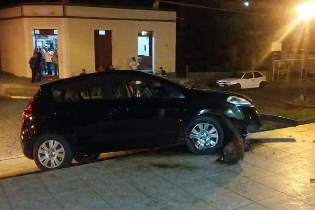 Adolescente perde controle da direção de veículo e sobre escadaria da Matriz São João