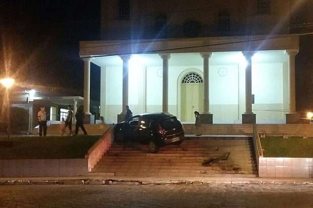 Adolescente perde controle da direção de veículo e sobre escadaria da Matriz São João