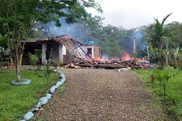 Casa é totalmente destruída por incêndio na Vila Maria