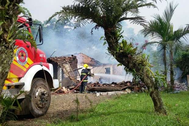 Casa é totalmente destruída por incêndio na Vila Maria 6 Casa é totalmente destruída por incêndio na Vila Maria