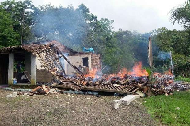 Casa é totalmente destruída por incêndio na Vila Maria 3 Casa é totalmente destruída por incêndio na Vila Maria
