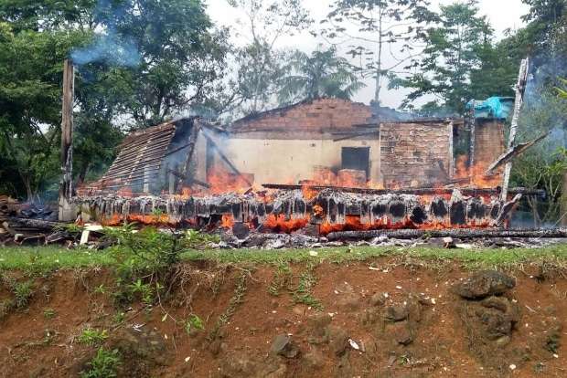 Casa é totalmente destruída por incêndio na Vila Maria 1 Casa é totalmente destruída por incêndio na Vila Maria