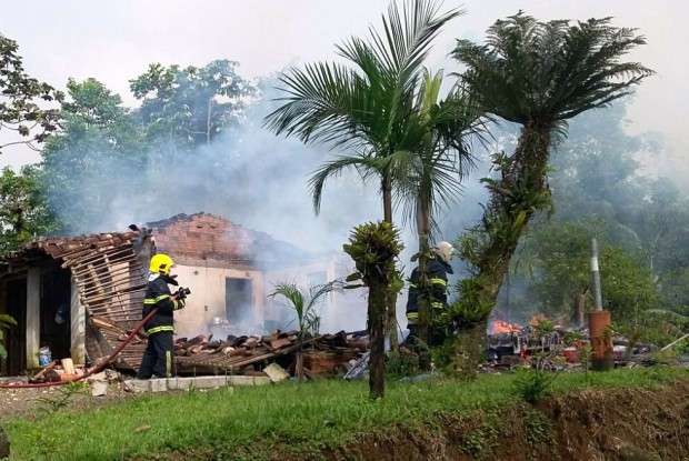 Casa é totalmente destruída por incêndio na Vila Maria 4 Casa é totalmente destruída por incêndio na Vila Maria
