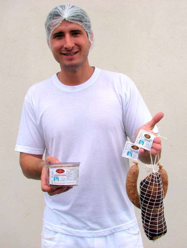 Marcelo Branco: o ex-prefeito Sergio Ghislandi está deixando o PSDB 3 Legenda: A empresa de produtos suínos Dagostin, de Caravaggio, vende seus ótimos produtos coma marca “Dagosto” na Coofanove, Mercado Dagostin e na própria empresa. Além das carnes, há salame tipo colonial, tipo italiano, torresmo pururuca, e também está produzindo um lombo defumado que é o melhor da região. Fones: (48)9984-8758. Na foto o jovem Guilherme Dagostin com alguns produtos “Dagosto”.