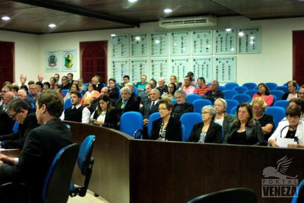 Câmara de Vereadores homenageia idosos e ex-vereadores