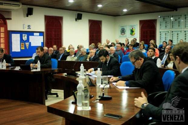 Câmara de Vereadores homenageia idosos e ex-vereadores