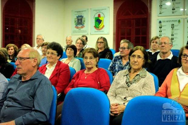 Câmara de Vereadores homenageia idosos e ex-vereadores
