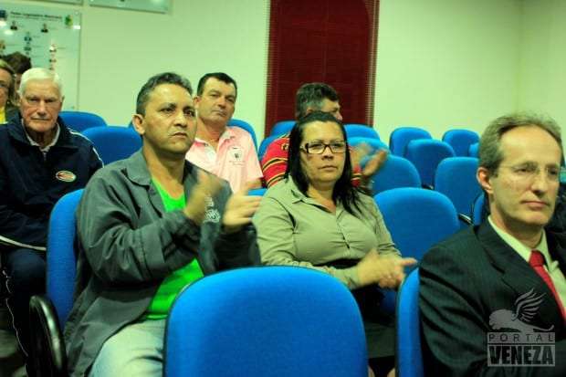 Câmara de Vereadores homenageia idosos e ex-vereadores
