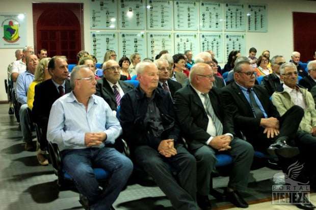 Câmara de Vereadores homenageia idosos e ex-vereadores