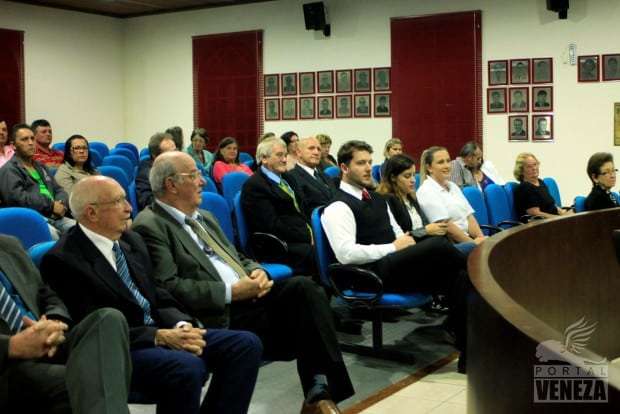 Câmara de Vereadores homenageia idosos e ex-vereadores