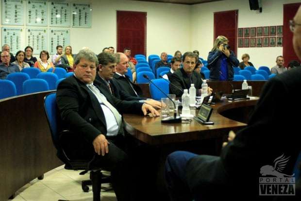Câmara de Vereadores homenageia idosos e ex-vereadores