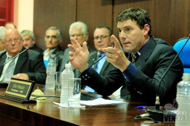 Câmara de Vereadores homenageia idosos e ex-vereadores