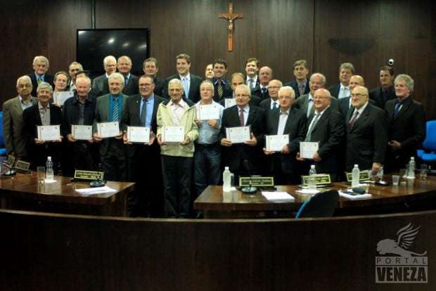 Câmara de Vereadores homenageia idosos e ex-vereadores