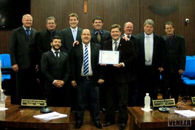 Câmara de Vereadores homenageia idosos e ex-vereadores